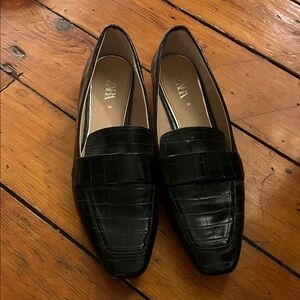 Zara Elegant Black Textured Loafers